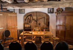 Places for the couple during a wedding ceremony in the Georgsdorf Müllerhaus