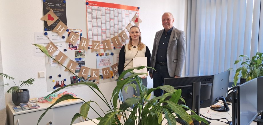 Congratulations from joint municipality mayor Günter Oldekamp to Melina Jansen
