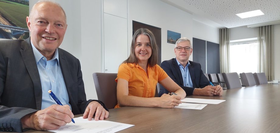Günter Oldekamp, Dr Hannah Timmer and Michael Kramer are delighted with the renovation of the cycle paths