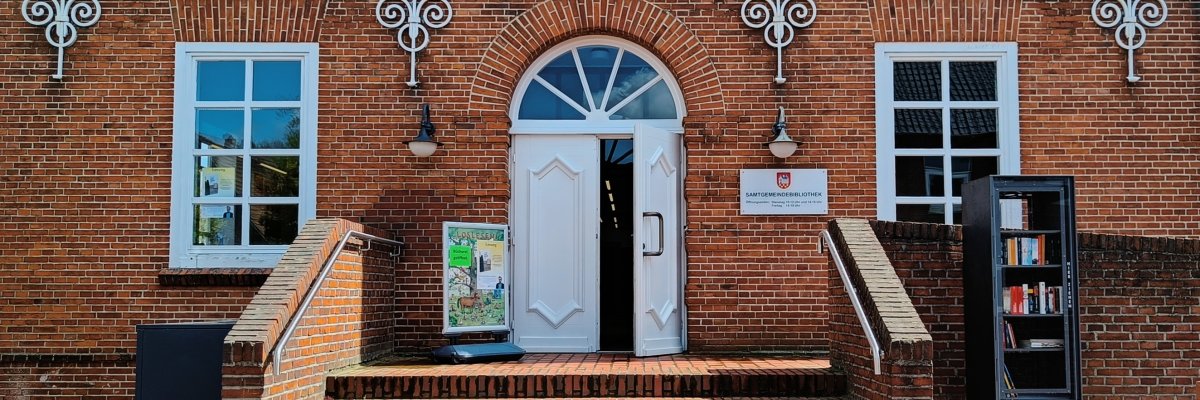 Gemeentelijke bibliotheek Neuenhaus Ingang van de Neuenhaus stadsbibliotheek met boekenkast