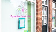 Header Gezinsservicebureau Belettering van het Family Service Office op de voordeur