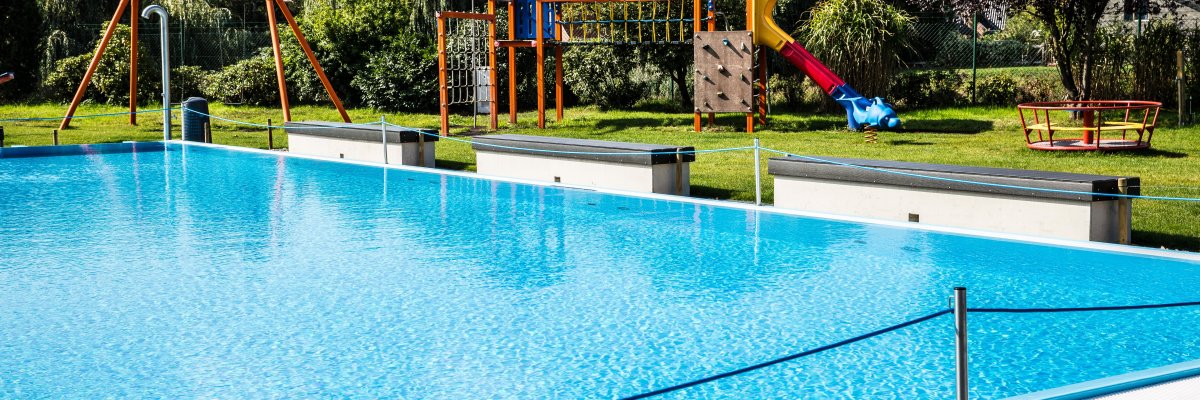 Kopregel Dinkelbad Neuenhaus Buitenzwembad bij het Dinkelbad Neuenhaus, uitzicht op het klimrek in de speeltuin