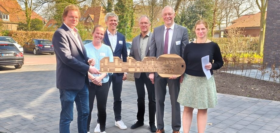 Groepsfoto bij de opening van de medische praktijk van meneer en mevrouw Banzhaf
