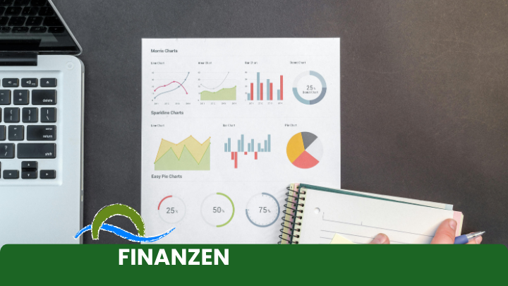 Controle van de jaarrekening Op de afbeelding ziet u een vergrootglas, een rekenmachine, pennen en een vel papier.