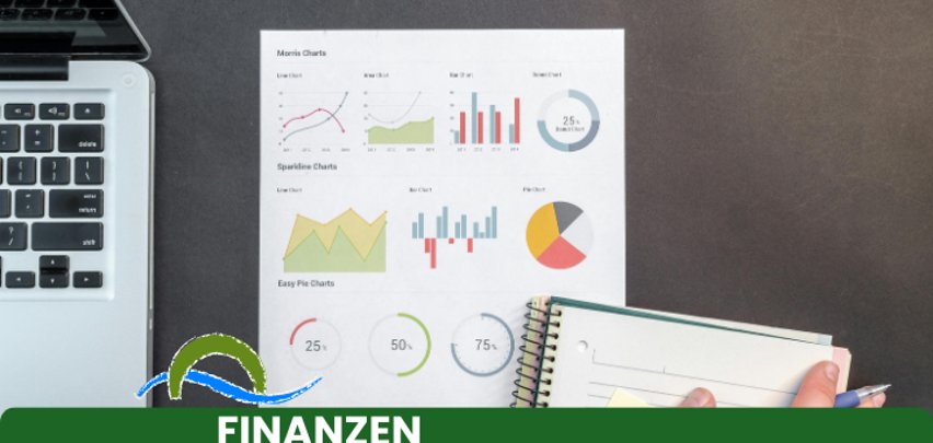 Op de afbeelding ziet u een vergrootglas, een rekenmachine, pennen en een vel papier.