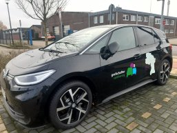 Autodelen Auto van het district Grafschaft Bentheim bij het station Neuenhaus. Zwarte VW ID3