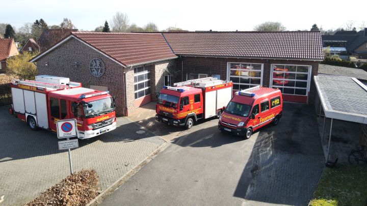 Feuerwehrhaus Veldhausen mit Fahrzeugen