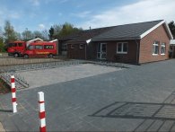 Ortsfeuerwehr Lage 2 Feuerwehrautos vor dem Feuerwehrhaus in Lage