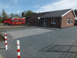 Ortsfeuerwehr Lage 2 Feuerwehrautos vor dem Feuerwehrhaus in Lage