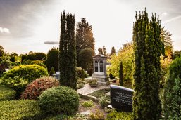 Kommunalfriedhof Neuenhaus Grabsteine auf dem Kommunalfriedhof Neuenhaus