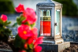 Grabschmuck Ev.-ref. Friedhof Neuenhaus Blumen und Kerzen auf einem Grab des Kommunalfriedhofs Neuenhaus