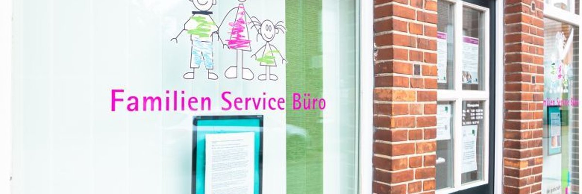 Header Familien-Service Büro Schriftzug Familien-Service Büro an der Eingangstür