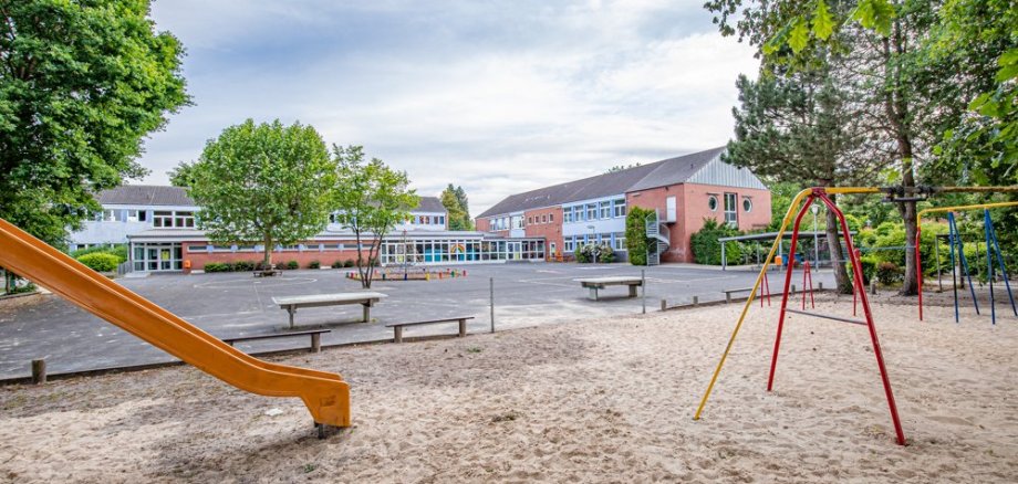 Grundschule Neuenhaus Gebäude und Spielplatz