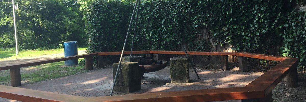 Grillplatz in Neuenhaus Grillplatz in Neuenhaus, Schwenkgrill mit Bänken rundrum