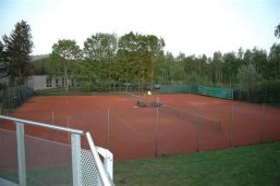 Tennisplätze TC RW Neuenhaus Tennisplatz mit Sandbelag des TC RW Neuenhaus