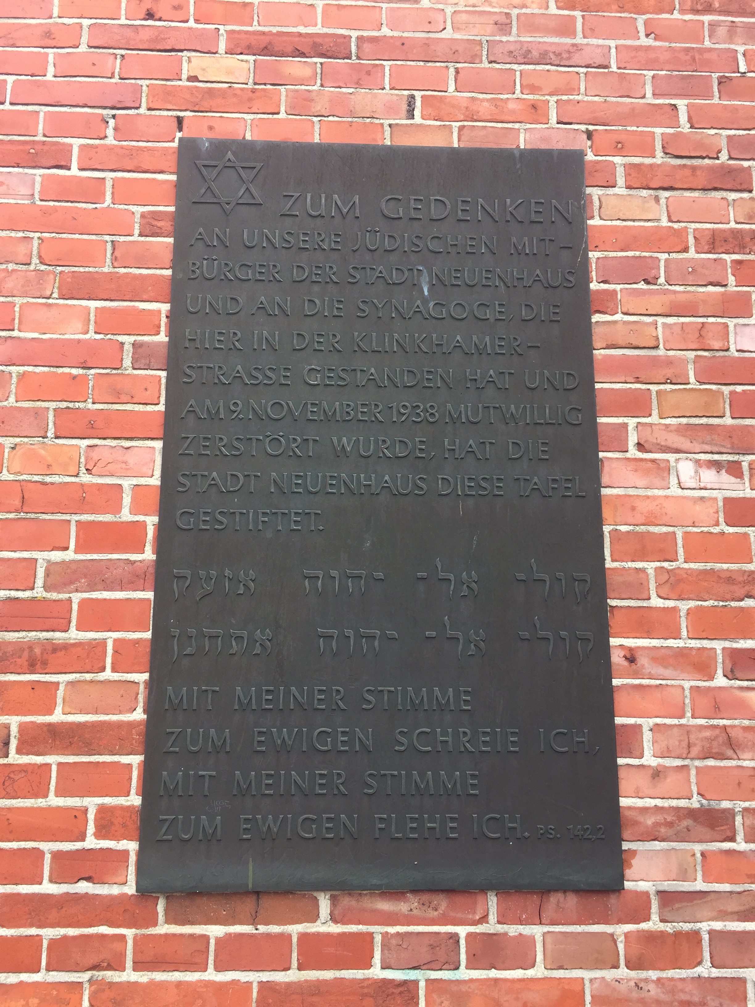 Gedenktafel nahe der ehemaligen Synagoge in der Klinkhamerstraße Gedenktafel nahe der ehemaligen Synagoge in der Klinkhamerstraße in Neuenhaus