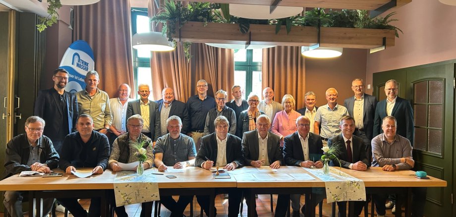 Gruppenfoto Unterzeichnung Wasserkonzessionsvertrag