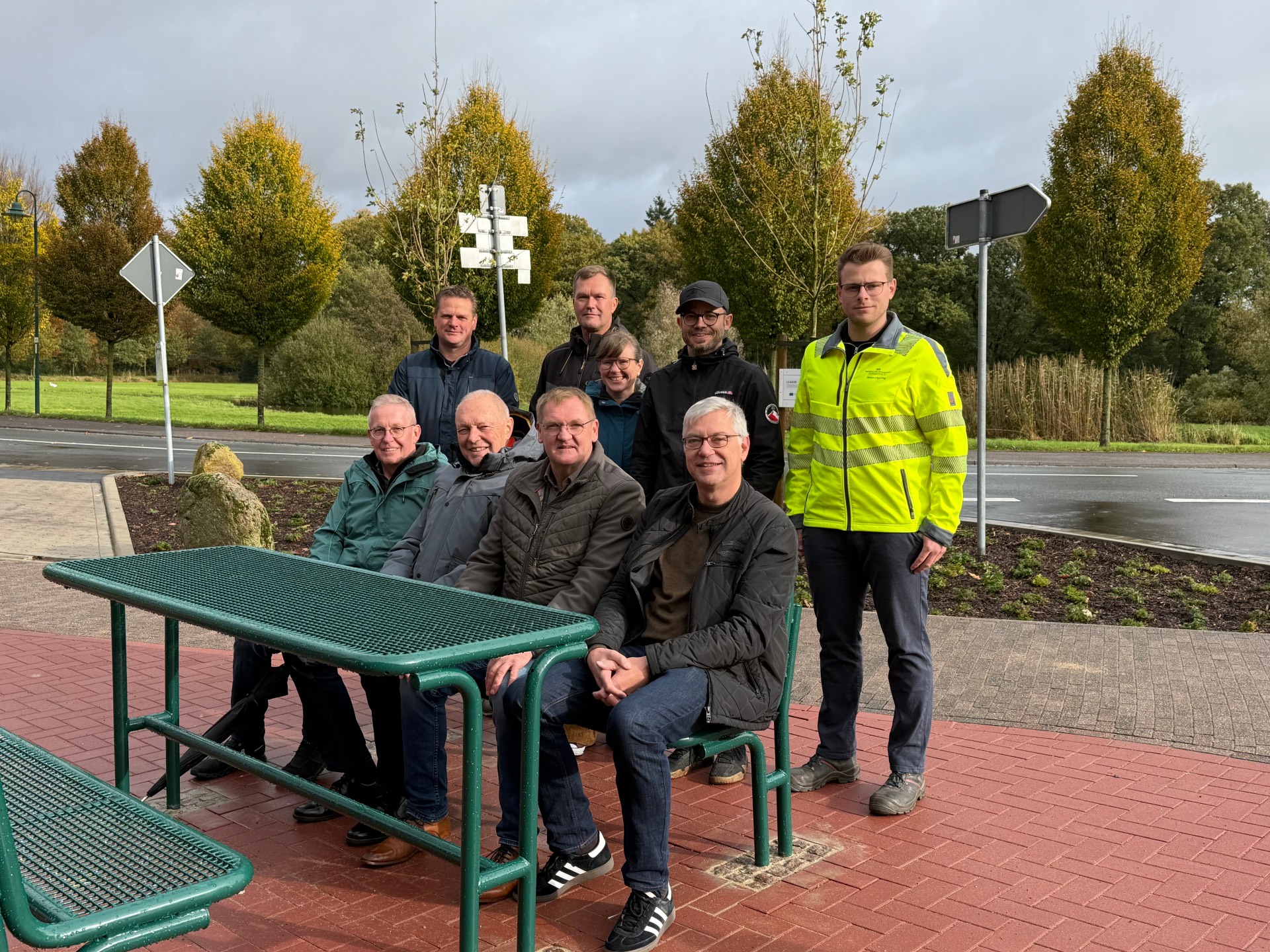 Eröffnung Dorfplatz Lage Gruppenfoto aller Beteiligten bei der Dorfplatzeröffnung