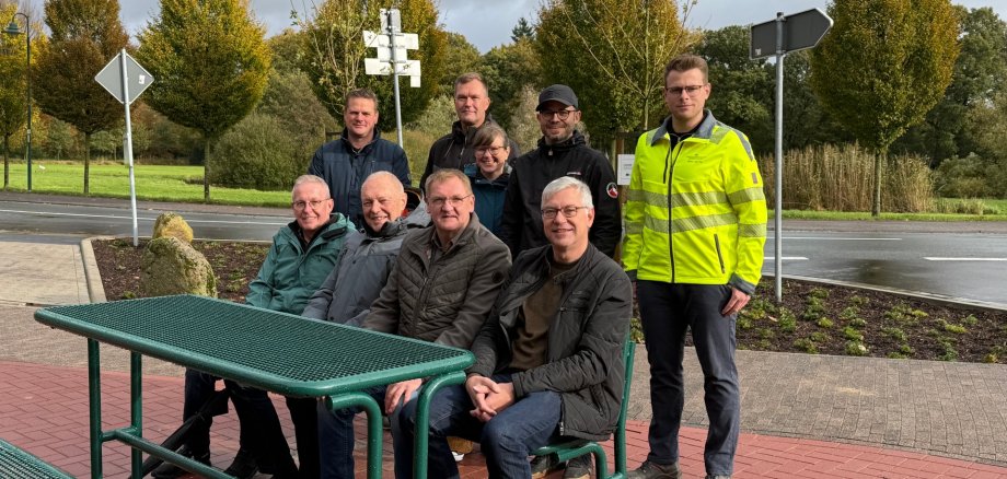 Eröffnung Dorfplatz Lage Gruppenfoto aller Beteiligten bei der Dorfplatzeröffnung