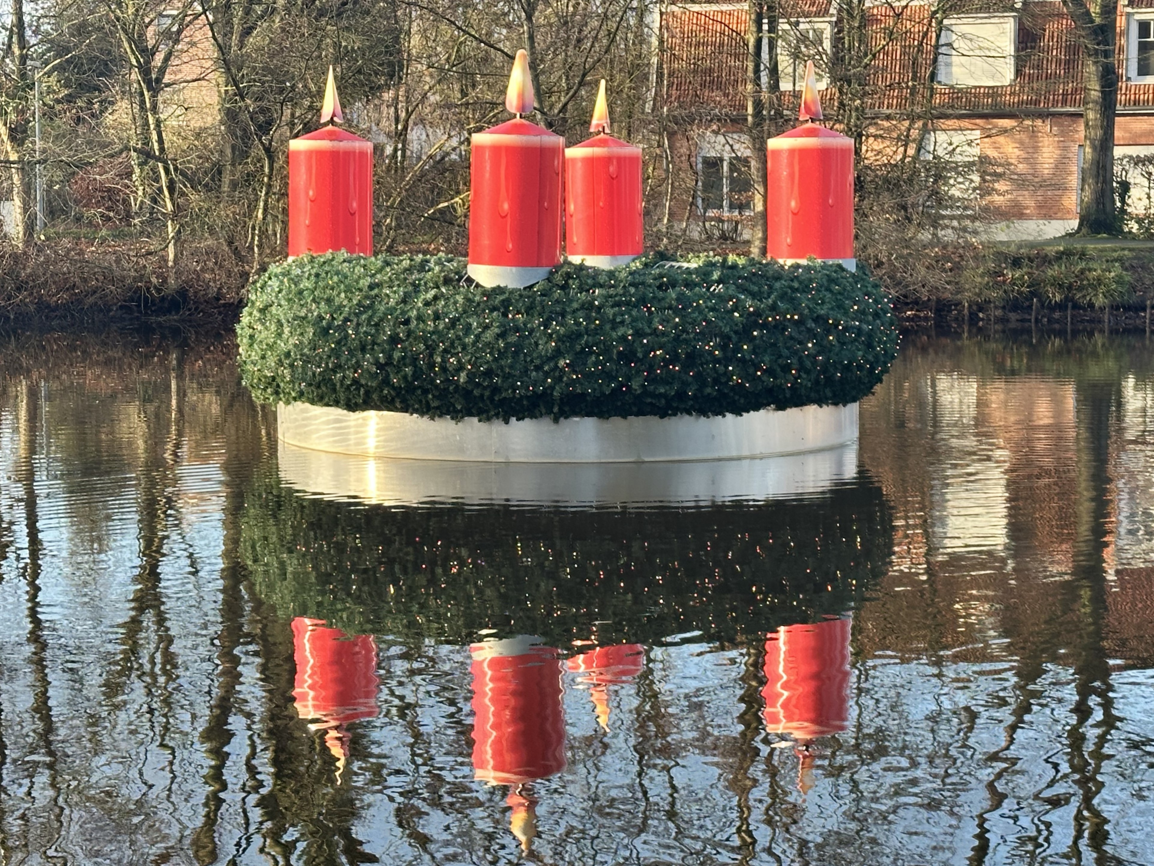 Schwimmender Adventskranz auf dem Mühlenkolk