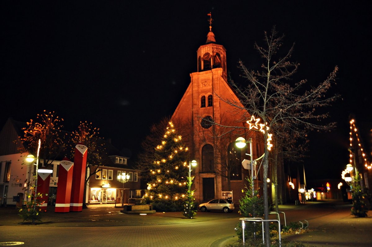 Platz vor der Ev.-ref. Kirche Neuenhaus weihnachtlich geschmückt