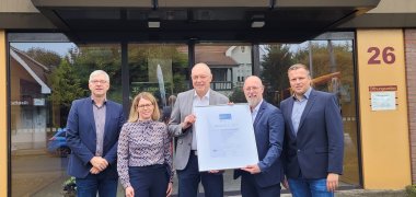 Übergabe der Auszeichnung "Ausgezeichneter Wohnort" Freuten sich über die Auszeichnung (v.l.): Erster Samtgemeinderat Michael Kramer, Jeannette Braakmann, Samtgemeindebürgermeister Günter Oldekamp sowie (r.) Ordnungsamtsleiter Peter Oldekamp, hier mit IHK-Geschäftsbereichsleiter Frank Hesse (2.v.r.).